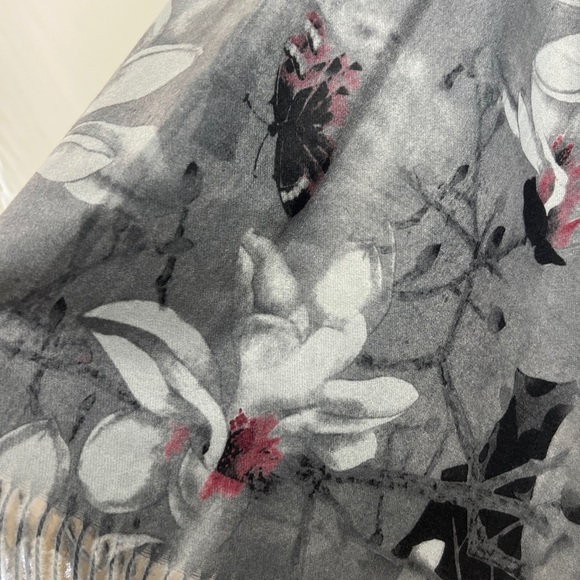 100% Cashmere Gray Pink Floral Butterfly Soft Warm Versatile Scarf Wrap 26 X 72 - Picture 9 of 11
